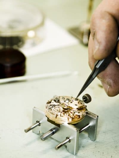 Uhrmacher bei der Arbeit in der Uhrenwerkstatt